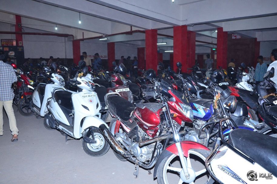 Baahubali-2-Hungama-at-RTC-X-Roads